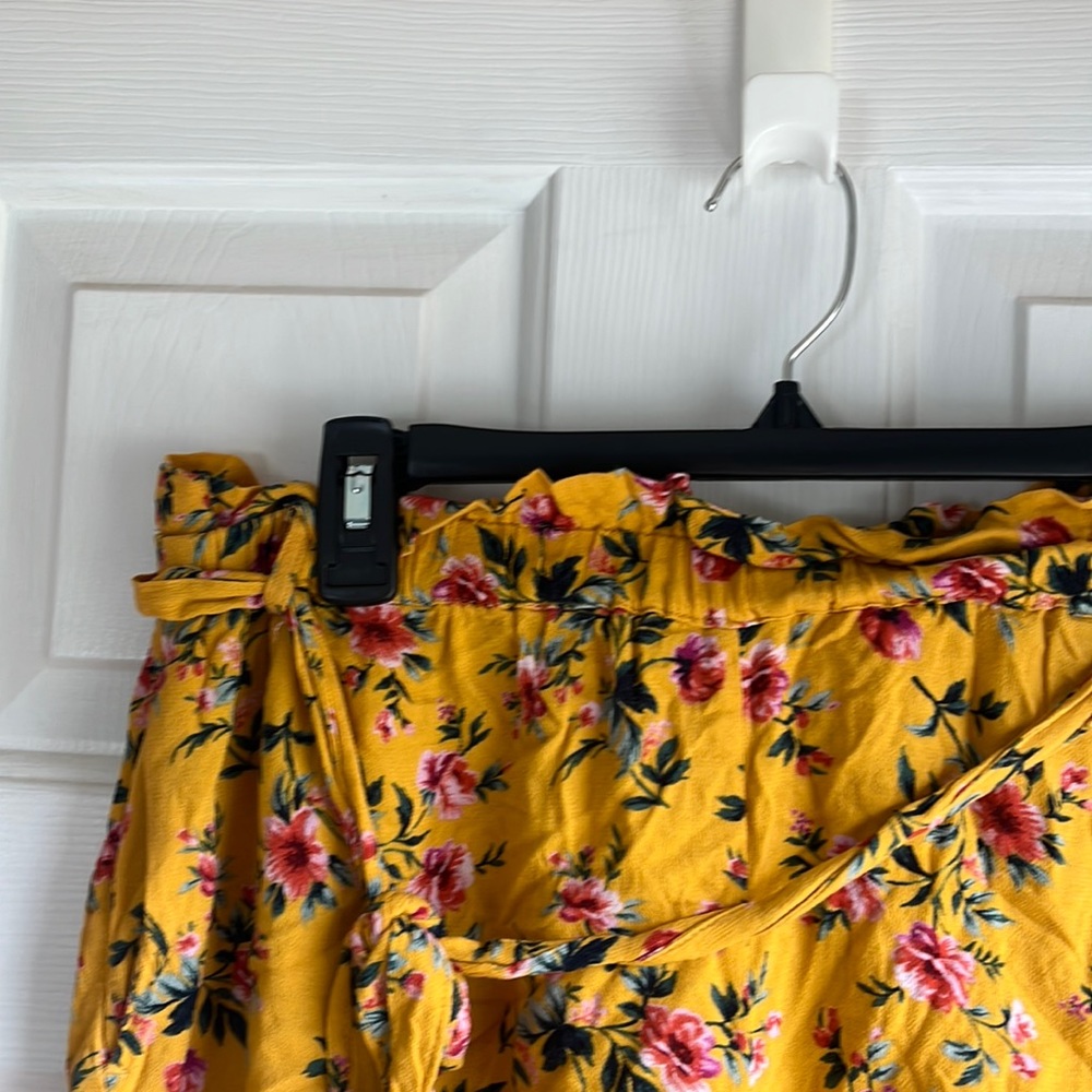 American Eagle Floral Paper Bag Shorts Yellow Size Large
